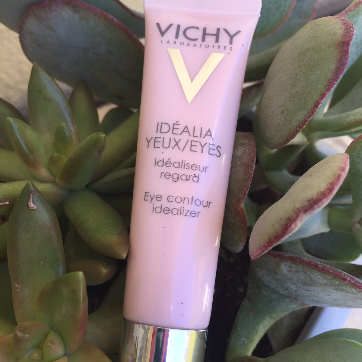 SDMsetonYYC's tweet photo. Busy days, and long nights? Vichy Idealia Eye is your BFF! Battle the first signs of aging and illuminate shadows! https://t.co/IE5mPYVWlm