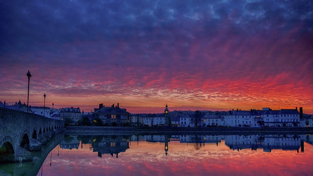 GreatDevonDays's tweet photo. That sky is just something else! #RobElson caught the most beautiful #sunrise in #barnstaple this morning.. wish you were here? https://t.co/HScTZVRqJ8