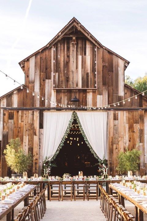 Great inspiration and ideas if you're planning a rustic wedding with one of your brides ~ buff.ly/2nVURNo
