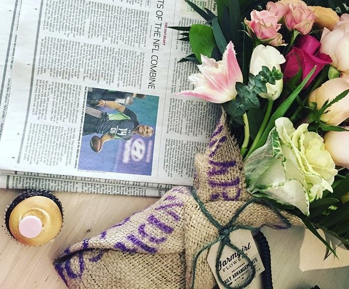 Happy Monday! 😊 Ultimate coffee table goals via H. Linville and <a href="/farmgirlflowers/">Farmgirl Flowers</a>

Stop by + grab a few cupcakes > bit.ly/KarasLocations