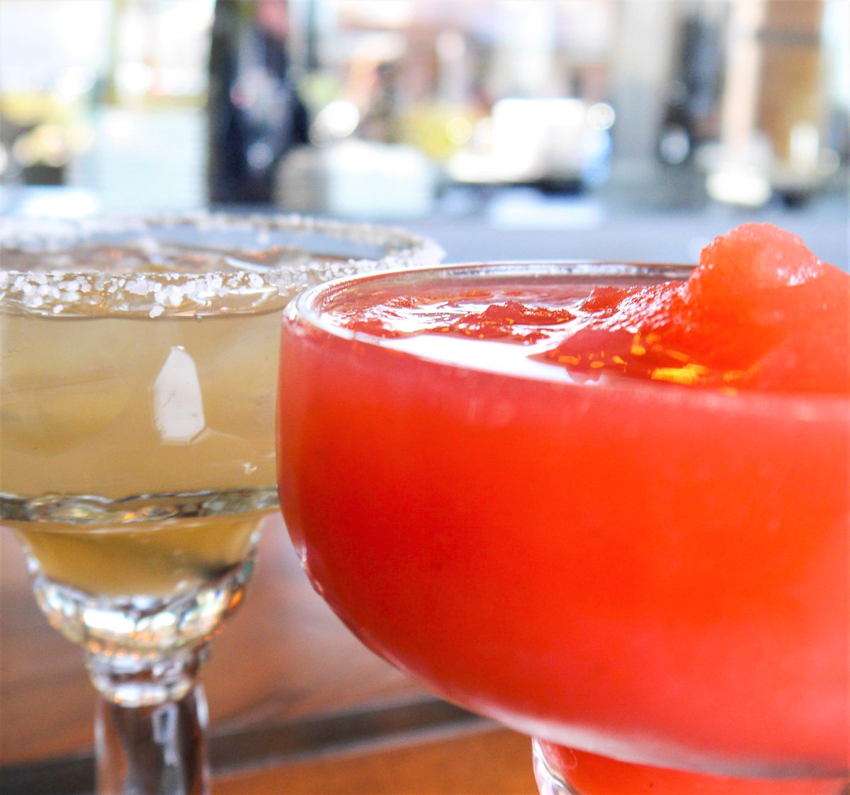 Frozen or On the Rocks? 🍹 Traditional or Strawberry? 🍓 Tell us your favorite! | #MargaritaMonday #Mexx32