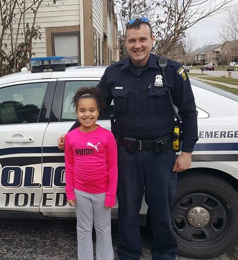 Toledo_PD's tweet image. Brooke &amp;amp; Off. Keith Bombrys were delivering donated items to the needy the other day. Great to see a youngster like Brooke helping this way!