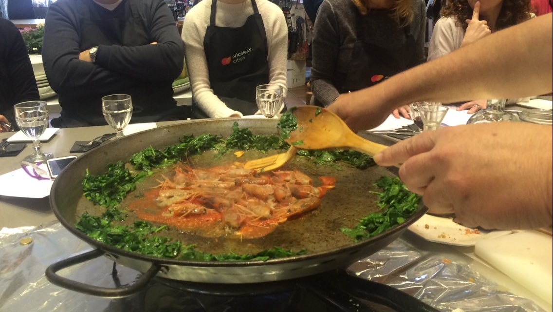 AinhoadelCarre's tweet photo. Haciendo de pinche en @ALAMBIQUE3 para un cocinero de excepción; JLGarcía Berlanga #arroces #paella #espinacas #langostinos #rape saboooor.. https://t.co/RmiWvP9r5b