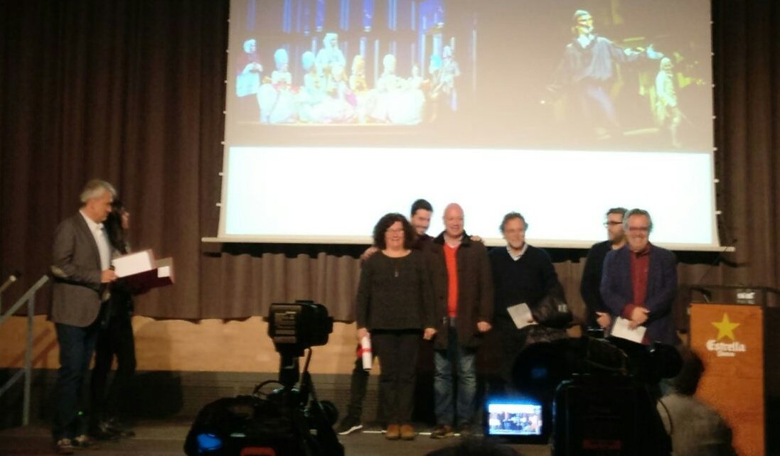 teatrevictoria's tweet photo. 😍 El premi a millor musical és per a SCARAMOUCHE! Amb gran speech d'@espremulla, acompanyat de part de l'equip @dagolldagom #premiscritica https://t.co/lXC9PKtbef