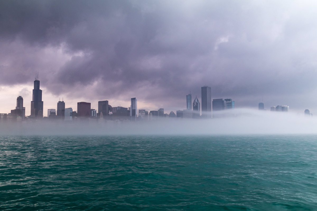 lyndamysz's tweet photo. Cool fog over Lake Michigan yesterday. #Chicago #fog #fogchasing #clouds #ItsAmazingOutThere https://t.co/M76RchnzR4