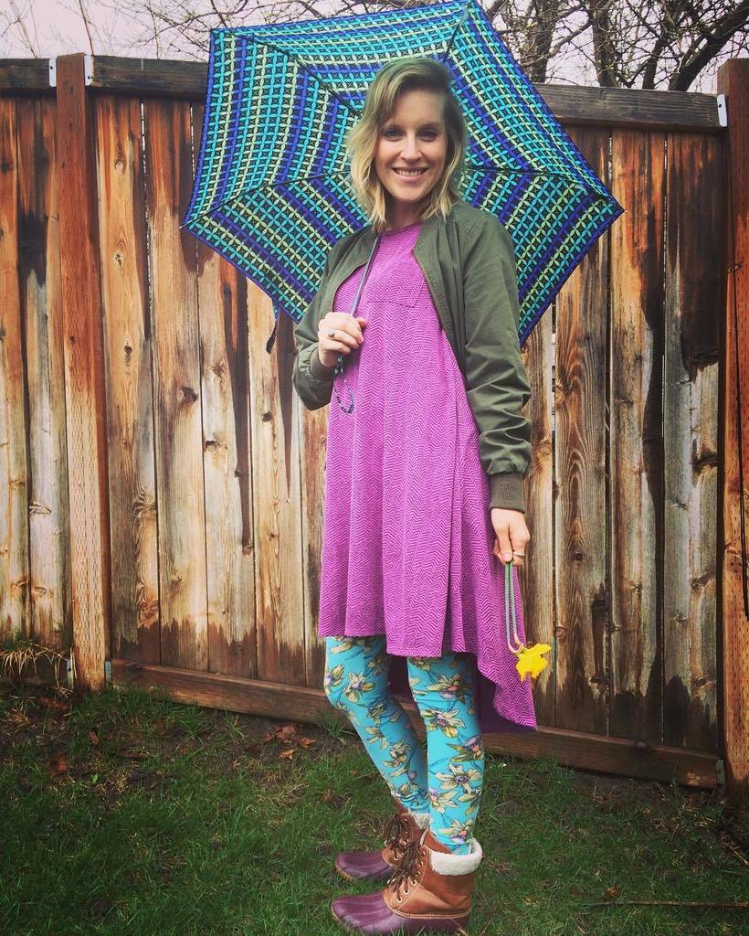 Lularoe_AmandaR's tweet photo. Spring showers, daffodils, and Carly! Some of my favorite things! #llr #lularoecarly #legg… https://t.co/csKa5te7SH https://t.co/7rK7r0hRvN