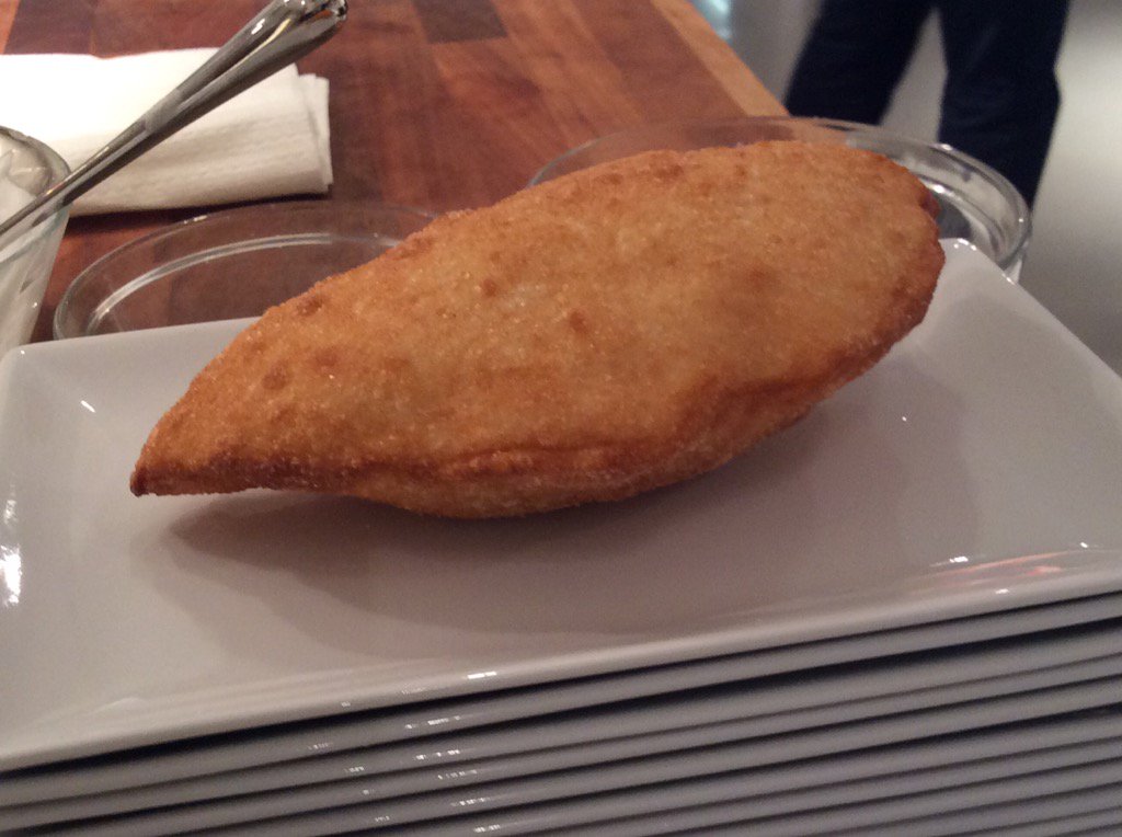 LiviaFagetti's tweet photo. Pizzelle fritte secondo @CocciaEnzo. Irresistibili. Soprattutto se accompagnate dalla calorosa accoglienza partenopea https://t.co/r7x4Gxbvia