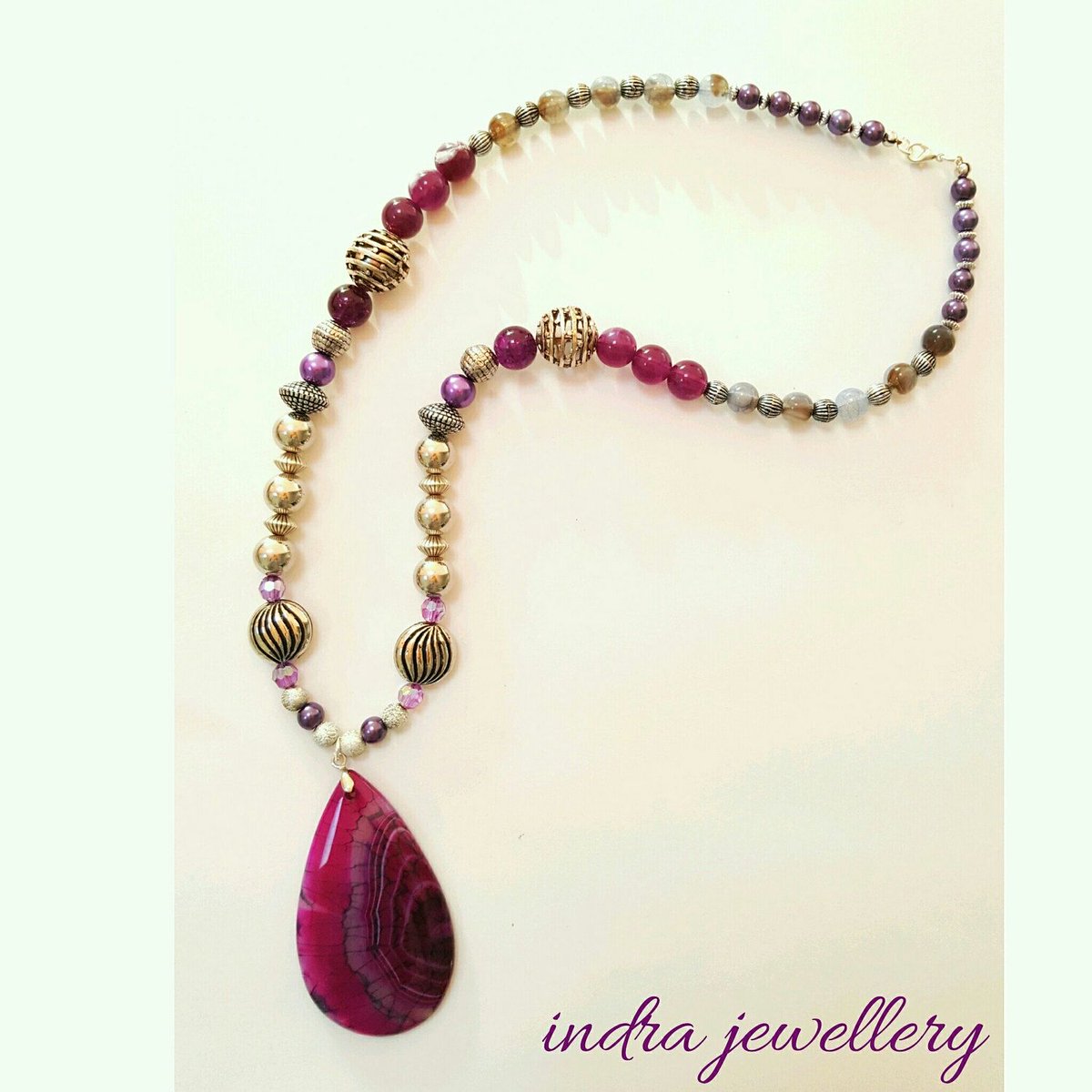 IndraJewellery's tweet image. This is a beautiful cerise pink and silver beaded necklace with a natural agate pendant x #creativebizhour #mumsinbizhour #gifthour
