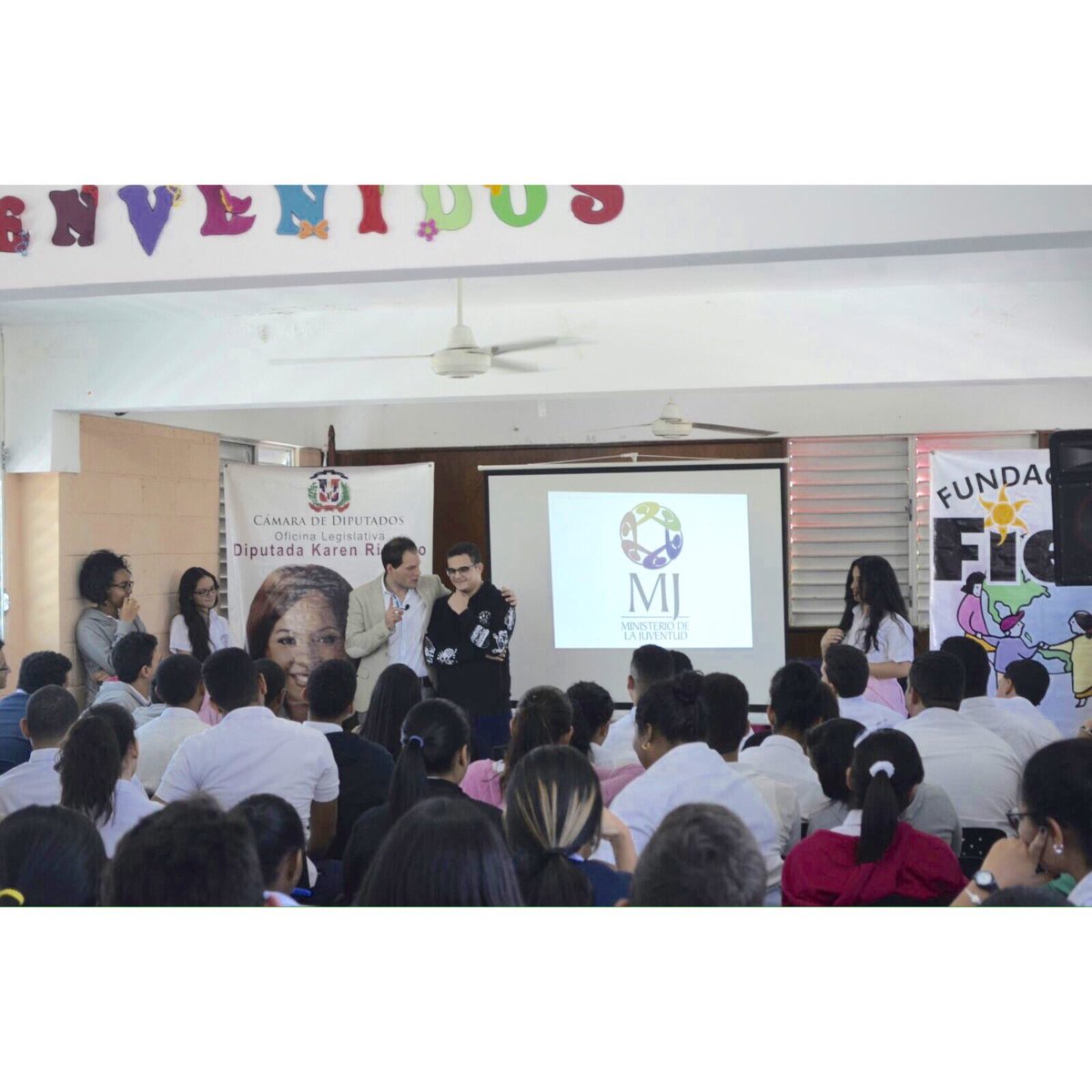 YasserJordan's tweet photo. Jóvenes emprendedores del Centro Educativo Las Américas y la promoción #Syderix , aquí les dejo la foto prometida. #HablemosDeEmprender https://t.co/SFjTnXajS0