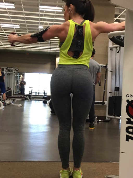 1 pic. #GymFlow #gymlife Shoulder day with a little #Booty🍑 #LifetimeFitness #LustArmy https://t.co/