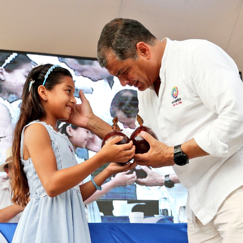 MashiRafael's tweet photo. Hoy entregamos 13 Unidades Educativas (6 en Esmeraldas y 7 en Santo Domingo de los Tsáchilas).
#UnaEscuelaPorDía https://t.co/MLW9VnJ5Bc