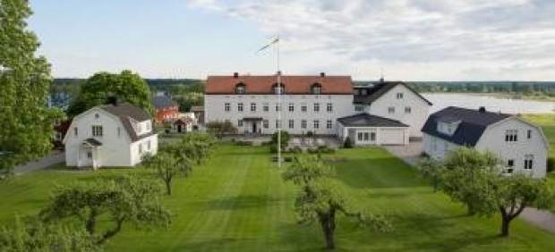 InsideTWorld's tweet photo. A Swedish Hotel chain returns the money to its guests… If divorce https://t.co/YV9i1oDxJ1 https://t.co/IBOp1aJozG