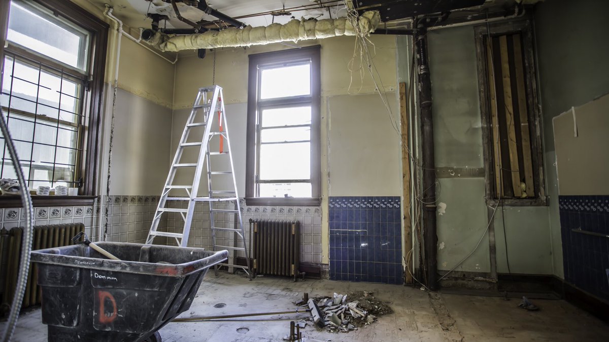 vicstavern's tweet photo. Stumbled across these pics from when we renovated this old beauty of a building and thought we'd share! #vicstavern @ReginaDowntown https://t.co/L7a8wwXNyQ