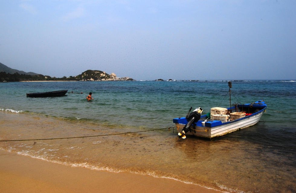 ColguestRentals's tweet photo. #PlayaPiscina en #SantaMarta es una playa de aguas tranquilas. Se llega a ella caminando adentrada en el bosque de #Tayrona. https://t.co/0fzZlIZRUf