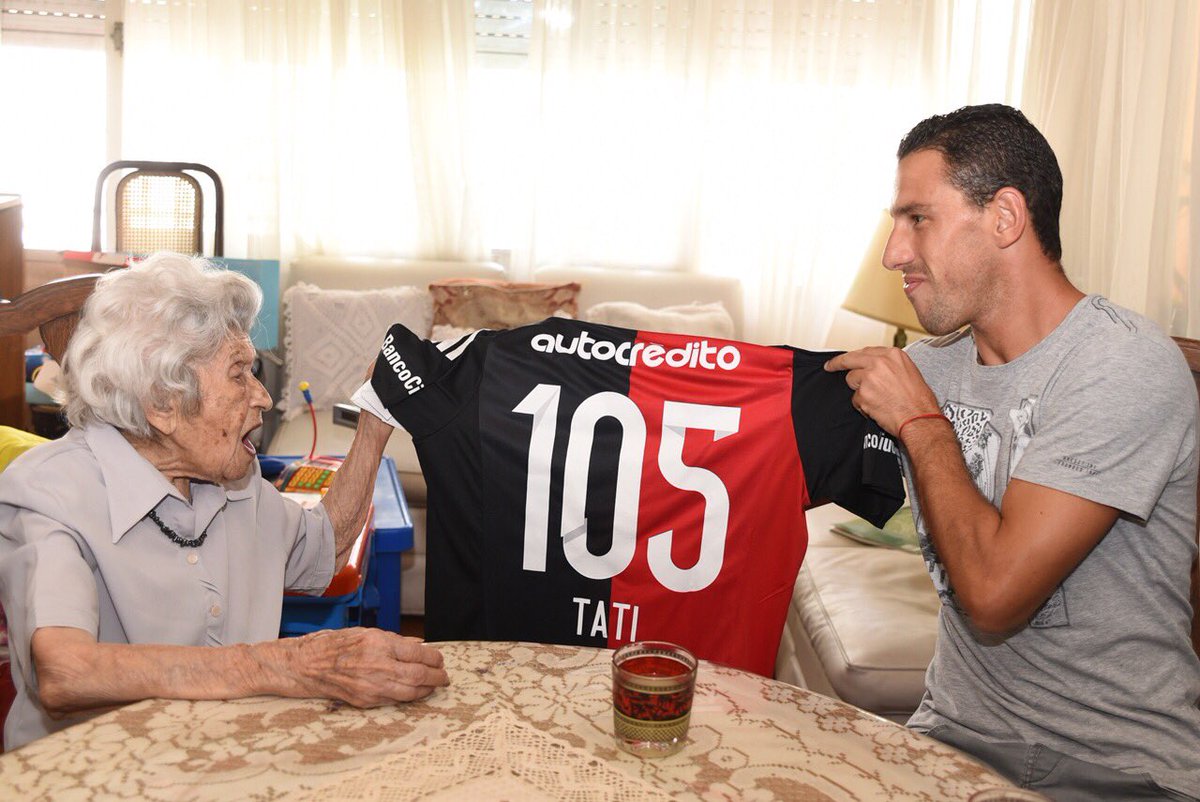 MR11ok's tweet photo. Hoy conocí a Tati una idola de la vida 105 años 👏🔴⚫️ https://t.co/vFO2FoL83O