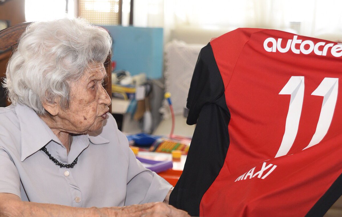 MR11ok's tweet photo. Hoy conocí a Tati una idola de la vida 105 años 👏🔴⚫️ https://t.co/vFO2FoL83O