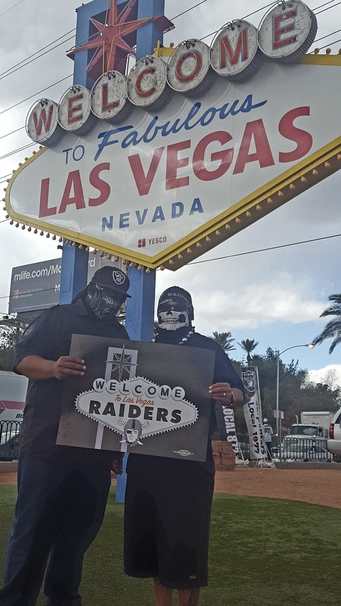 ericsgeller's tweet photo. The "702 #RaiderNation Vegas Booster Club" welcoming their team, The @RAIDERS to #Sincity #NFLRelocation #VegasRaiders @DailyNewsVinny https://t.co/kChNDCyPO0