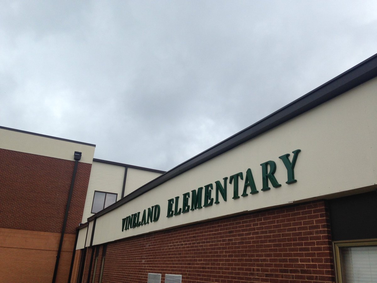 vinelandelem's tweet photo. Awesome new lettering! Welcome to Vineland Elementary! @adam_grindstaff https://t.co/2N1hDvm97o