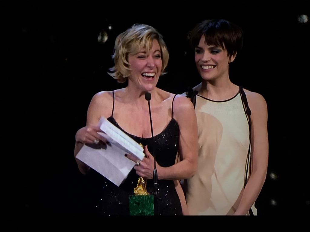 WeCinema's tweet image. Fa sorridere il pubblico in sala #ValeriaBruniTedeschi Miglior Attrice dei #David2017!