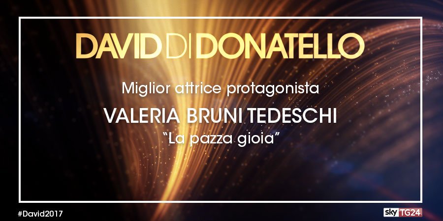 SkyTG24's tweet image. La Miglior attrice protagonista è #ValeriaBruniTedeschi che decide di condividere il palco con #MicaelaRamazzotti ai #David2017