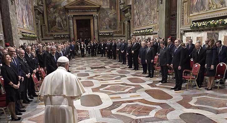 Yaziyor's tweet image. İslam âleminin bütün liderlerinin huzurunda işte böyle duracağı makamı yıktırdılar bize, elimizle yıktık: Hilâfet..!