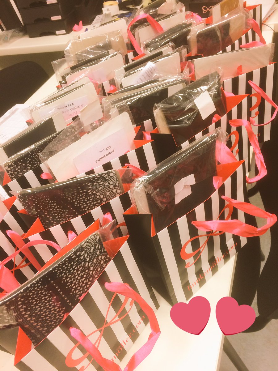 solangedekker's tweet photo. early X-mass at FLAGSHIP KALVERSTRAAT!! 🌈 Nice hosiery for our #SHERO'S #hunkemoller #hkm #inlove 💕💛💋🎈 https://t.co/O4cIWkQDJz