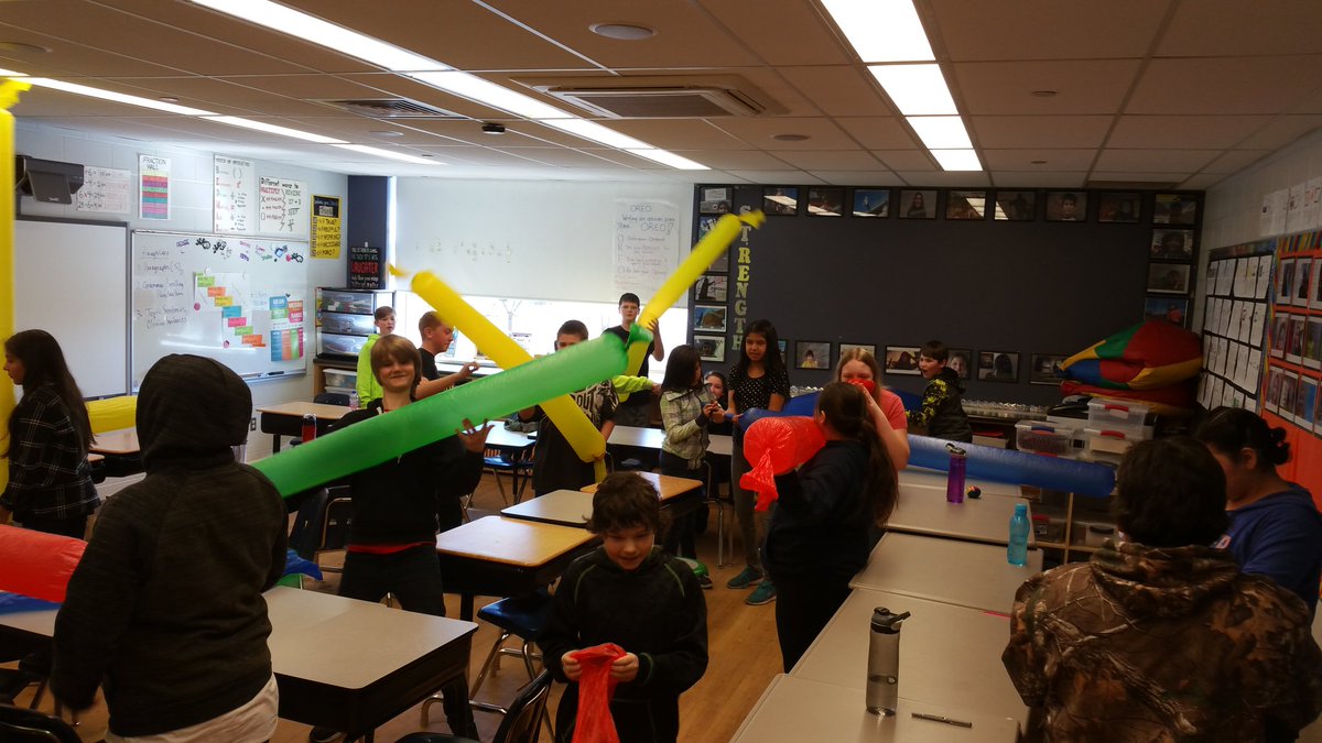 MrShaneBeckett's tweet image. #MooreMustangs learning that air takes up space as part of their #principlesofflight unit in #grade6