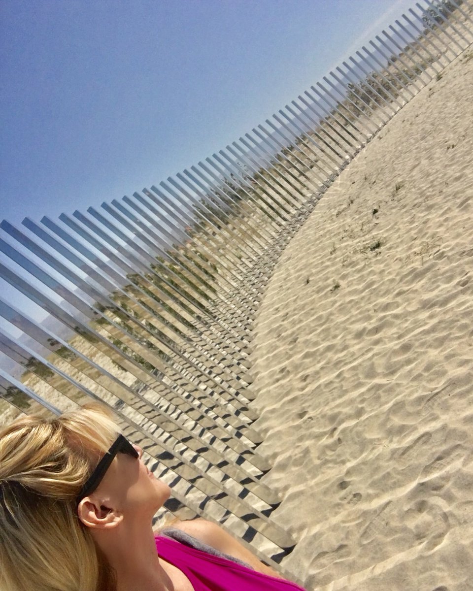 Stunning! Thx <a href="/VisitPalmDesert/">Discover Palm Desert</a> for #DesertX. Free &amp; accessible works of art for all = win/win! Very "positive"!! 👏🌴💗