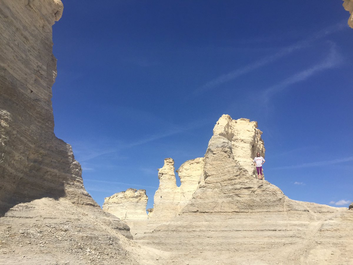 emilyyoglee's tweet photo. Adventures through western Kansas. Found some pretty cool rocks https://t.co/QPEdQmGVgA