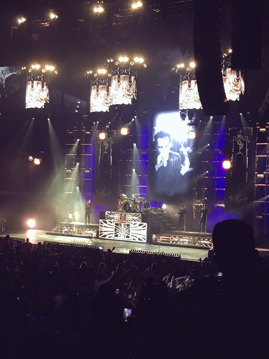 KIDNOVA90s's tweet photo. @brendonurie You fucking killed it at San Diego🙌🏻🙌🏻!! Keep doing what you do best and try to get as much rest as possible! https://t.co/DNEabu8sXF
