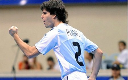 LuuchoMaldonado's tweet photo. Hoy 20hs en #ADosToquesRadio por @RadioyPunto ! #LeandroPlanas nos cuenta todos los detalles de su vuelta al #Futsal ! 
#ViejosSonLosTrapos💪 https://t.co/3qzsYVwK0e