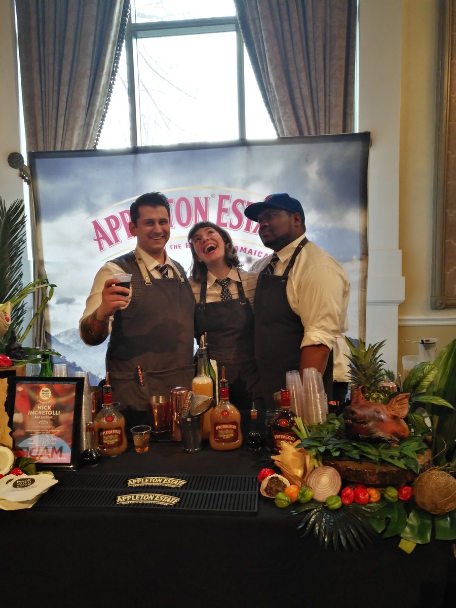 Another fine #enjoymwl with Kayla and <a href="/MrNiceRye/">Nick Incretolli</a> representing <a href="/bar_sazerac/">Bar Sazerac</a>!!!!!