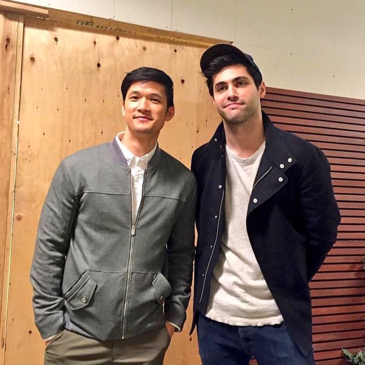 ShadowhuntersTV's tweet photo. Hey, we know these guys. 😍 #Malec #Shadowhunters 

Photo via @LindsayJoane. https://t.co/h3JqI3VWRG