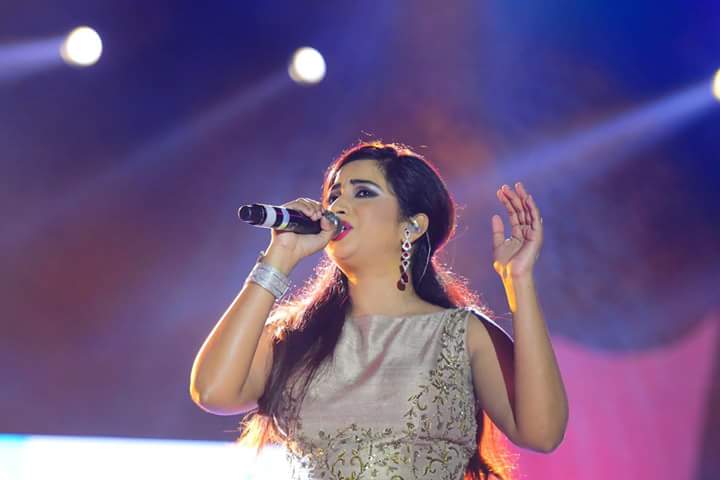 yuktiishma's tweet photo. *NEW CLICKS SET 01*
#MelodyQueen @shreyaghoshal live in concert at #Sentia2017 in Mangalore on 23rd Mar'17. #ShreyaGhoshalLiveInMangalore https://t.co/nG1B38roLG