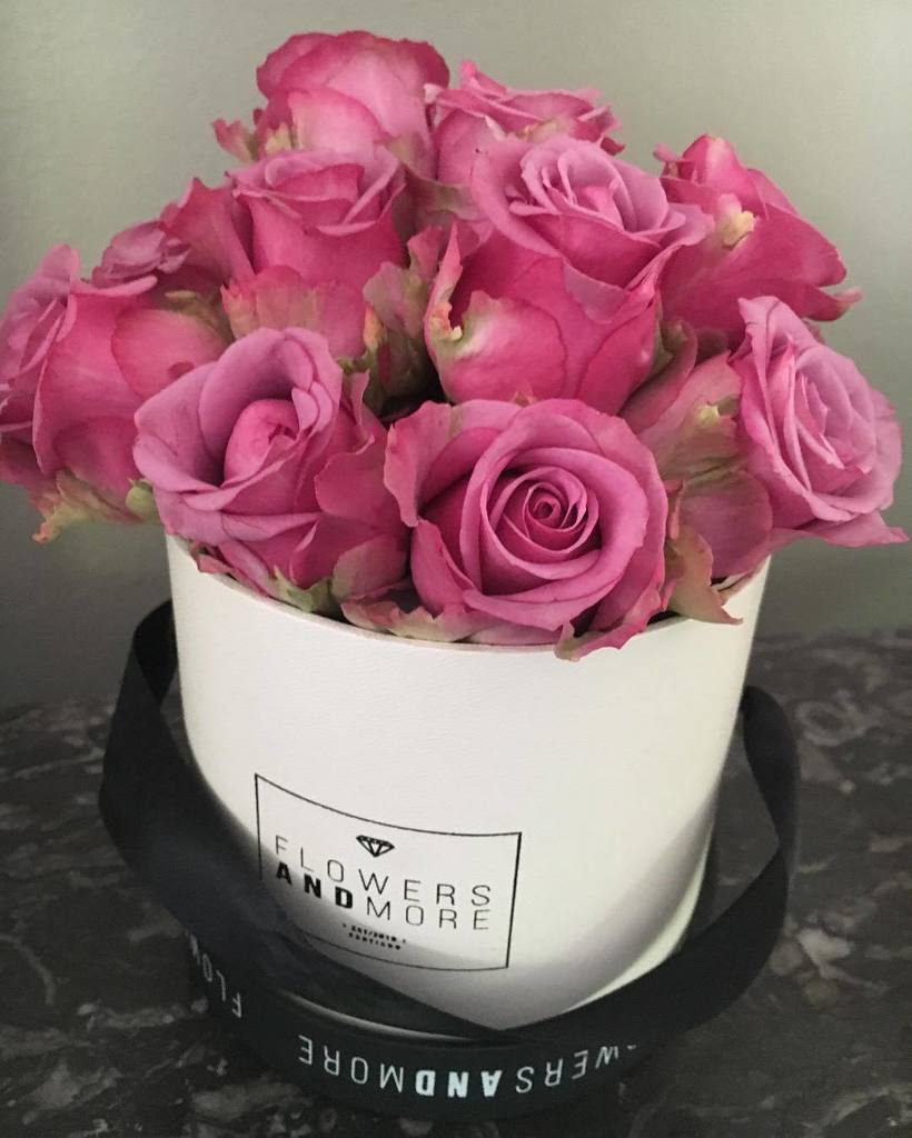 Flowers_stgo's tweet photo. Pequeño BOX y Rosas... #roses #flowerstagram #flowers #rosas #regaloderosas #box #boxroses… https://t.co/R2qivl5ma6 https://t.co/UFLrU56XLe