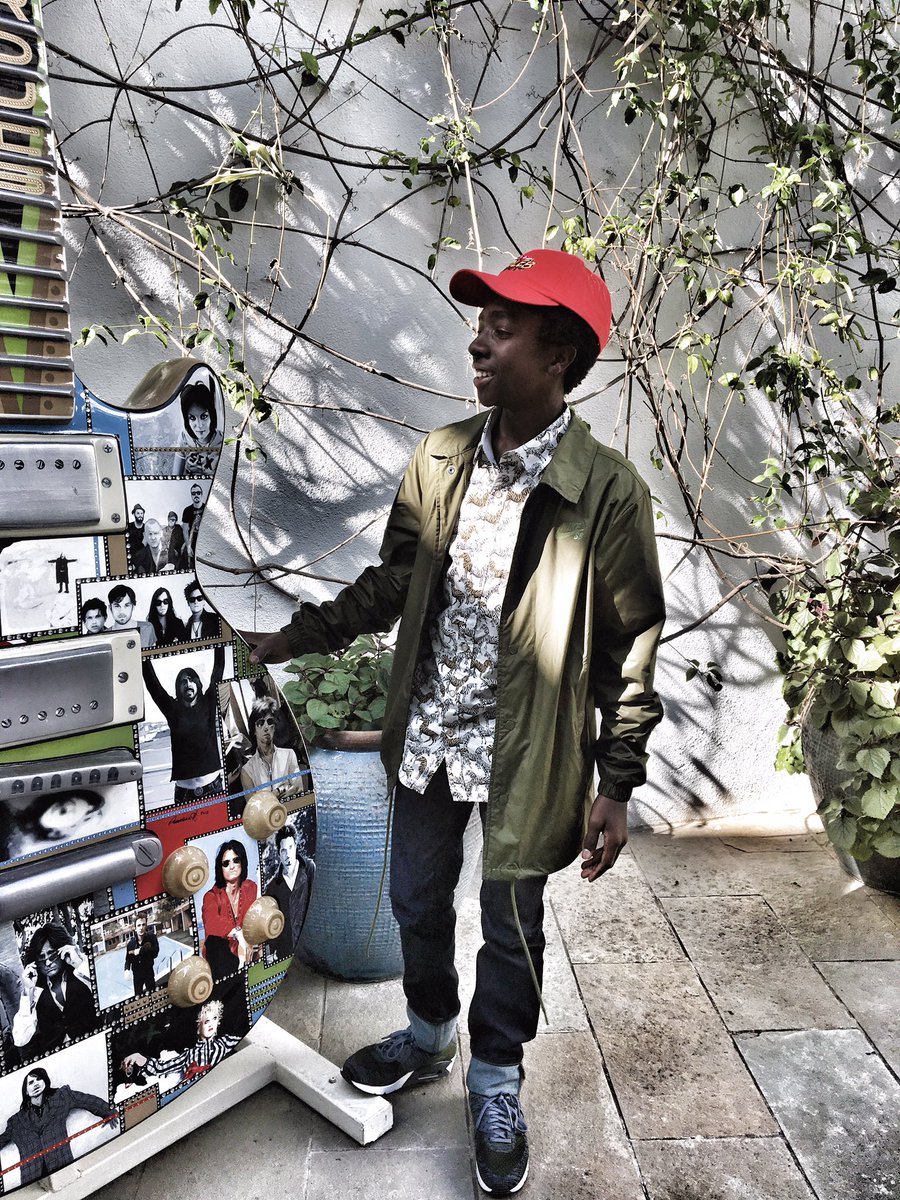 calebmclaughlin's tweet photo. Giant guitar in my hotel...I LOVE LA!!!!😄💥👍🏿💥😄🎸 #LipSyncBattle #strangerthingsedition #awesomehotels @Nike @OriginalPenguin (red CALEB HAT)🙂 https://t.co/Uw3Mf5ZpnZ