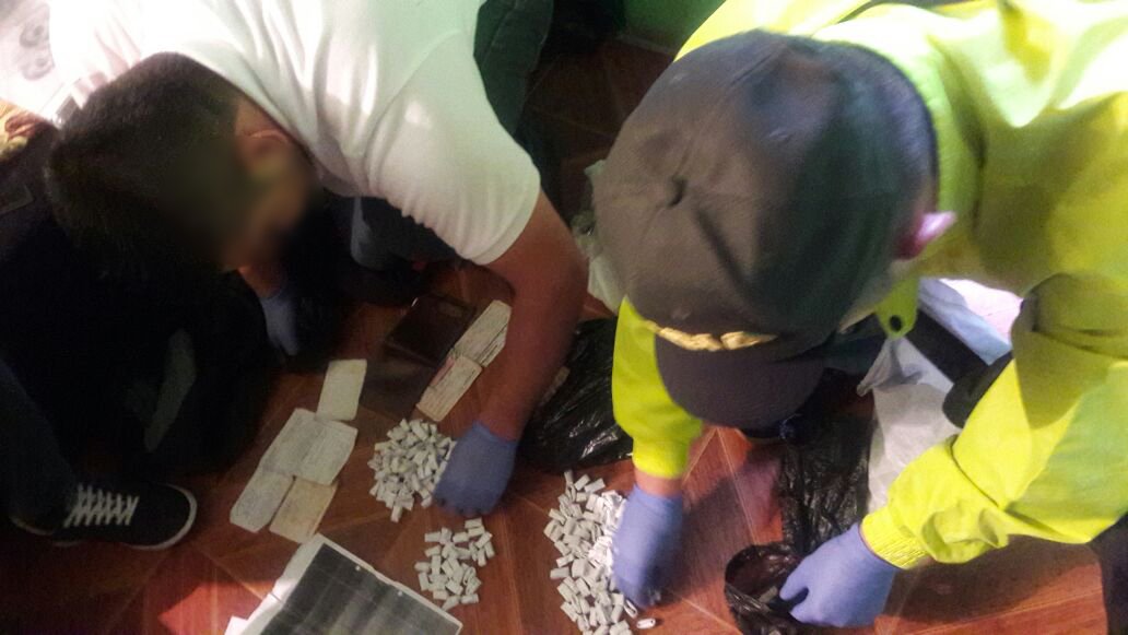 NCEjeCafetero's tweet photo. Desmantelada olla del microtrafico en el barrio Cerro Azul en #Dosq encontrando 200 dosis de Bazuco 162 bolsas de Marihuana y 110 de heroina https://t.co/dFS4NcSfDa