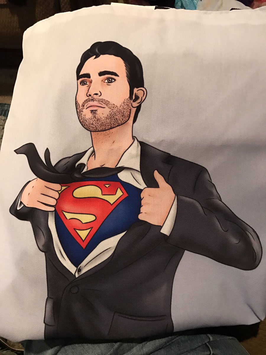 Lookilooloo's tweet photo. @finduilasclln look what I got in the mail today!! #SuperHoechlin @TylerL_Hoechlin https://t.co/uKAxIU4Ay6