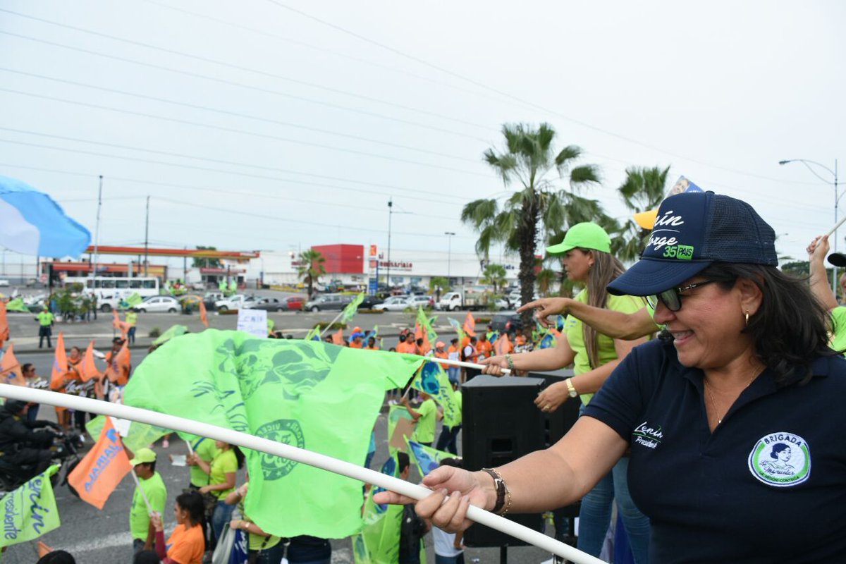 MonicaBecerraC's tweet photo. Una gran fiesta se vive en la caravana de cierre de campaña @Lenin #GuayaquilConLenin #LeninPresidenteDeTodos https://t.co/p2BoIZOwYS