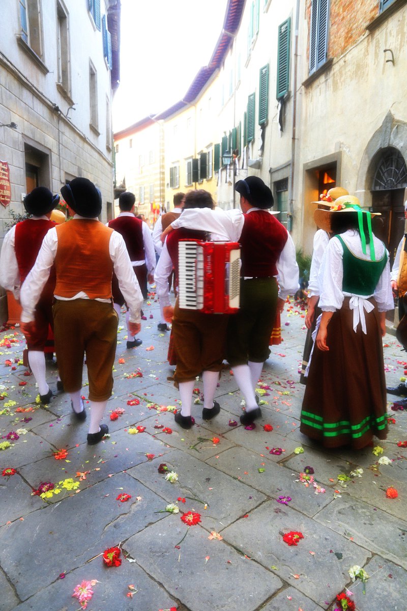 LucignanoFolk's tweet photo. Waiting for... a new Shining MAGGIOLATA.
May, special Event in Lucignano.
Stay Tuned.
#lucignano #gfl #gruppofolk #Tuscany  #italy #Travel https://t.co/mlMqicwdk4