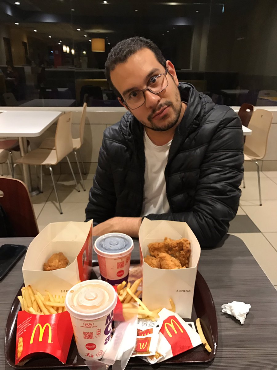 ConejoVlanco's tweet photo. @JoshuaArteta y yo siendo muy muy tragones.
#PolloFans 🍗🍗 https://t.co/oiW8w1v7np