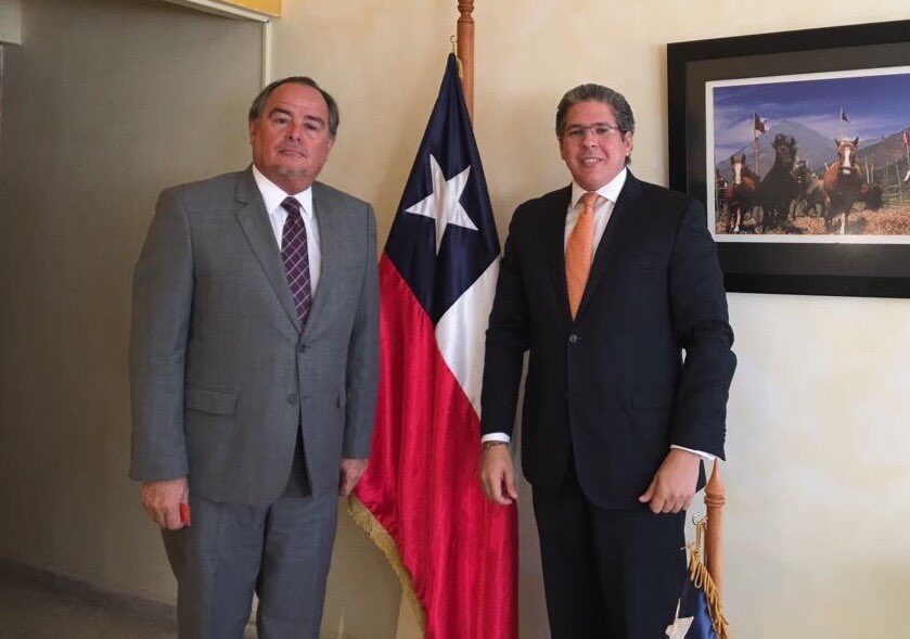 AlexisFRADERA's tweet photo. Junto al Honorable Embajador de Chile en RD, Fernando Barrera Robinson, en gestiones educativas de @FevidaRD! @fbarrerarob https://t.co/cyg1e8C8Hy