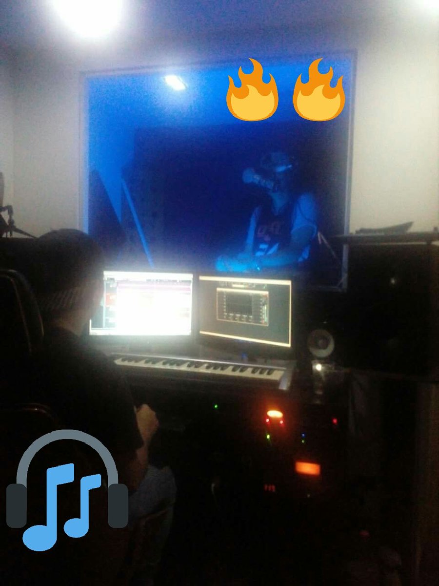 MigueVoice's tweet photo. REC @Feelingmusiccol @javier_elnene @GangstaTCO @yosoybabydaddy lo que viene esta cabron #bogotraaa #diferentethealbum #castigo3 https://t.co/oan8t1bY1v
