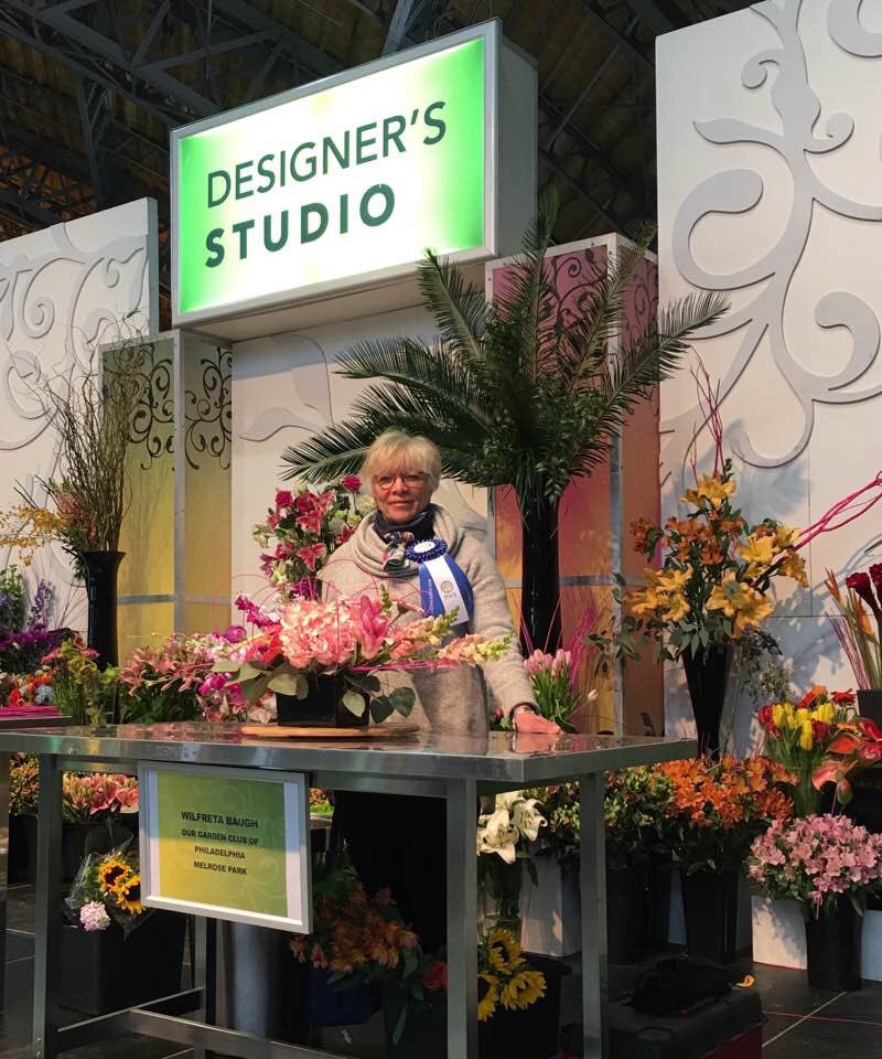 PennTowneLinks's tweet photo. Congratulations to @PennTowneLinks Wilfreda Baugh, who won the amateur arranging competition at the 2017 @PhilaFlowerShow! #designersstudio https://t.co/kcS84NLAsN