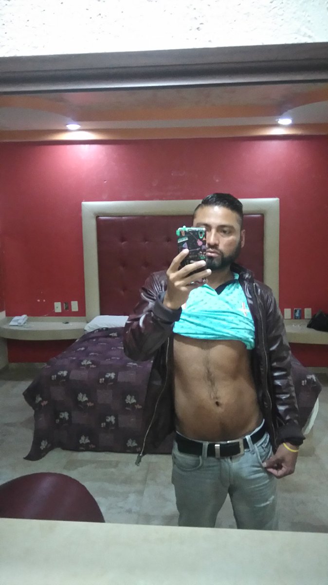 Laofarrell's tweet photo. Tengo un chingo de frio,necesito una #CobijaHumana https://t.co/RmJJpzkHHC