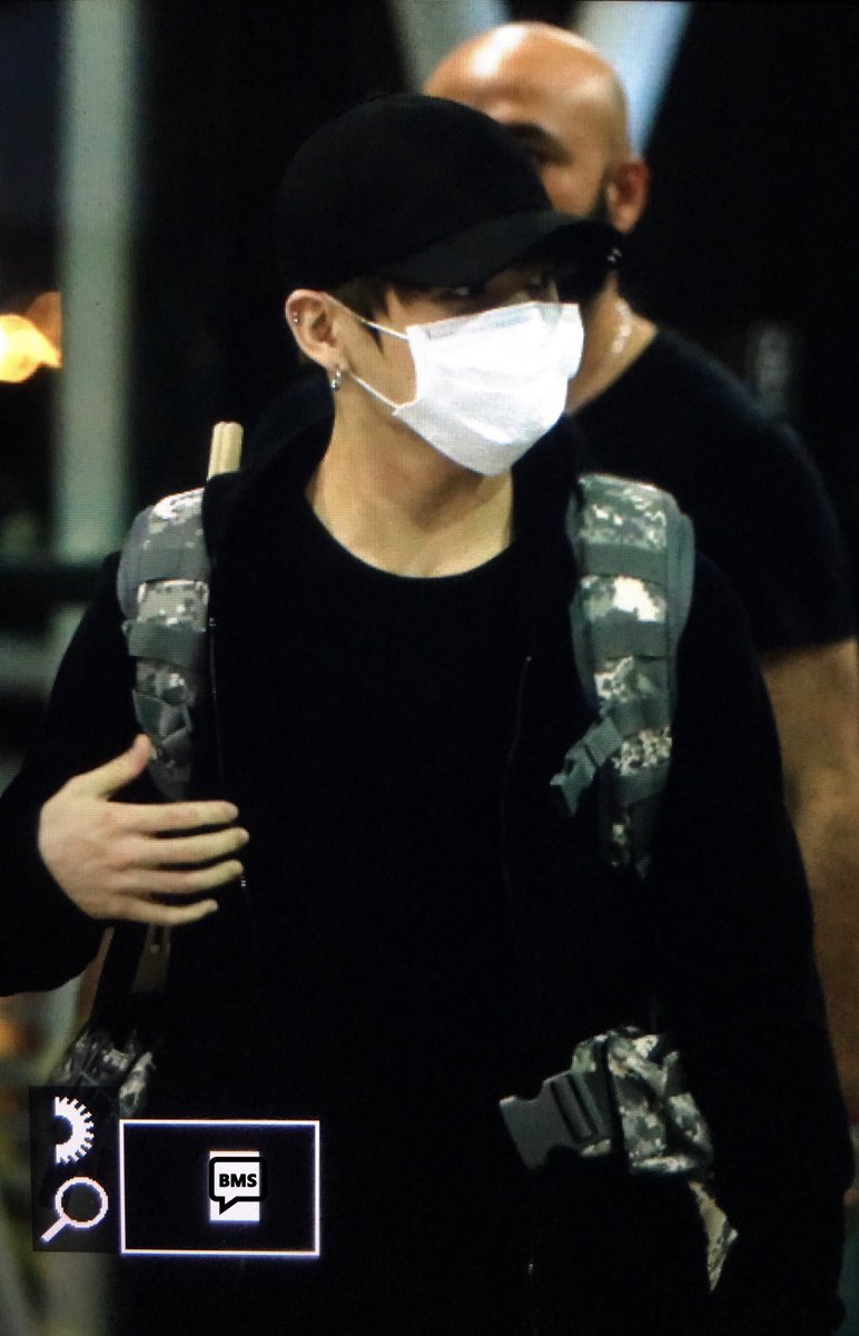 mmeanion's tweet photo. ตอนแรกมองรูปยัยน้องแล้วคิดว่า อ้าว กุกใส่ฮู้ดแล้วถอดออกหรอ แต่เปล่า นั่นแฟนเค้า #kookv https://t.co/i2sIITwo2J