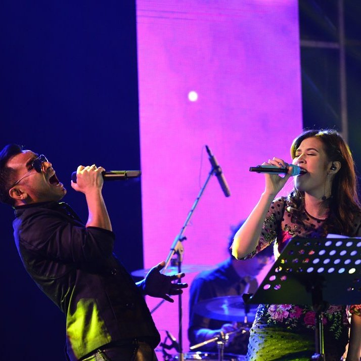 Foto bagus <a href="/raisa6690/">Raisa Andriana</a> &amp; <a href="/Judikajude/">Judikajude</a> semalam di event Bold Experience Sing it Loud, Makassar #slemmersindoevent