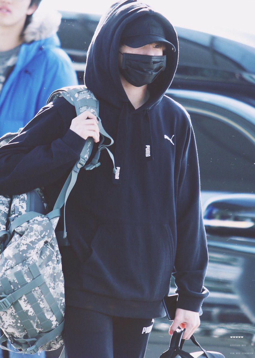 kektae_kook's tweet photo. ชอบแต่งตัวคุมโทนเนาะ โทนแฟนน่ะ แทบแยกไม่ออกอีกแล้ว ดีนะจกุกเป๋าใหญ่ ที่ข้างในมีแต่ของแทแท ~ 555 🍭♡ #kookv https://t.co/HZKB1qNcSD