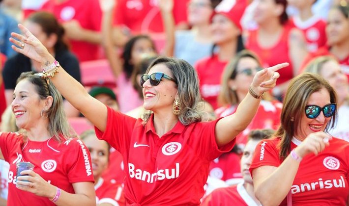 SCInternacional's tweet photo. As #MulheresColoradas terão acesso liberado às áreas livres do Beira-Rio no jogo de sábado contra o São Paulo/RS -> https://t.co/pxuTNyLolp https://t.co/qqLOztyWl6