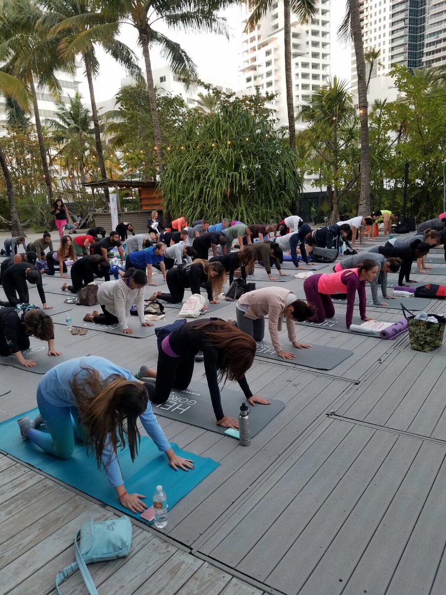 wendyregalado's tweet image. Fun yoga night with #legginslounge with my girls @AndreaMinski @AlexaOlavarria @MujerBalance at the @theraleighhotel @EuropeanWax